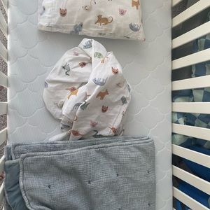 Crate & Barrel toddler sheet set, pillow and muslin quilt